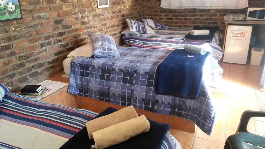 Onze Rust Guest House And Caravanpark Colesberg Habitación foto